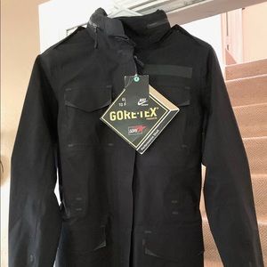 NWT Women’s Nike Performance Shell